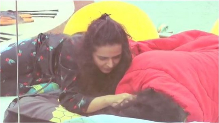 Bigg Boss 13: Madhurima Tuli Kisses Vishal Aditya Singh; Is Patch-Up On